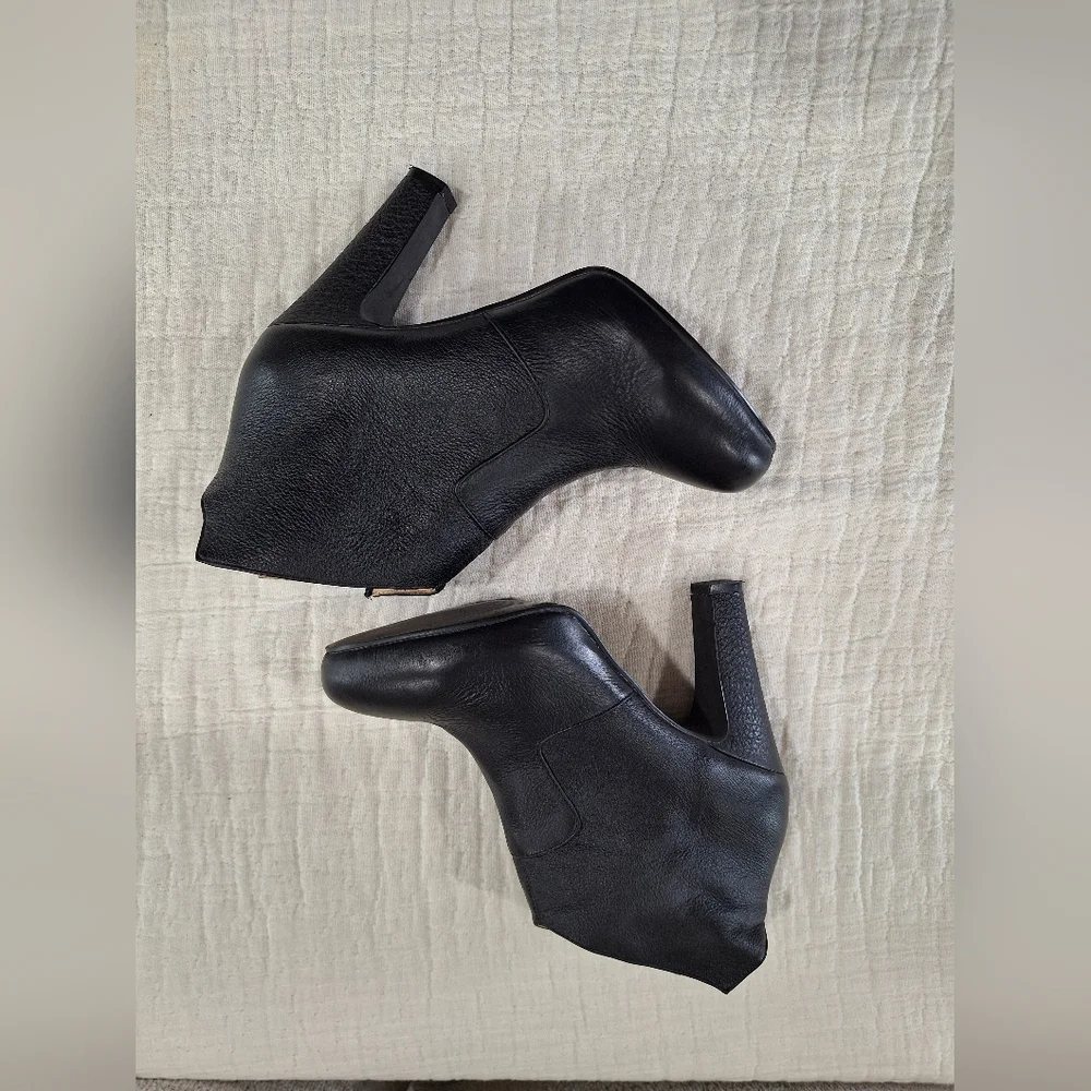 Mojo Moxy Black Ankle Booties Leather Side Zipper